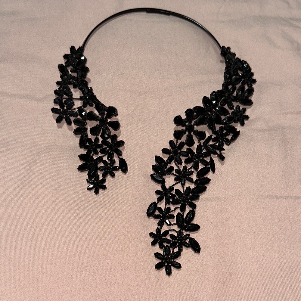 Elegant Black Floral Necklace